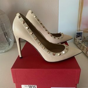 Unique Ivory Valentino Rockstud pump. Size 37.